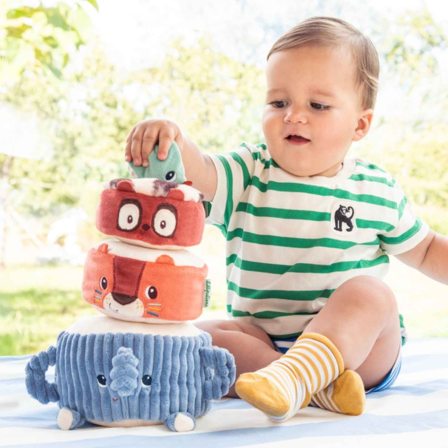 Meta descripción: 🐘 ¡Haz temblar la selva con la Pirámide de Albert! Juguete sensorial de tela con sonidos y texturas. 🦁 Estimula la coordinación de tu bebé en www.manodesantaoficial.es. ✨