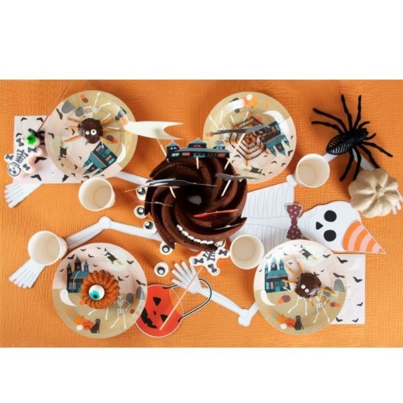 foto lifestyle set de 8 platos especiales de la colección Happy Halloween! Los colores clásicos de Halloween y su divertida ilustración de un castillo encantado&nbsp;