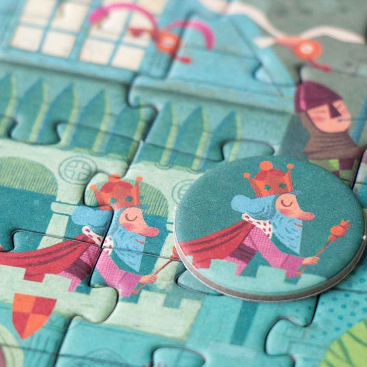 Meta description: Compra Pocket Puzzle - CASTLE: puzle medieval de 100 piezas con juego de observación y 16 fichas de búsqueda. Juguete educativo fabricado con materiales sostenibles.