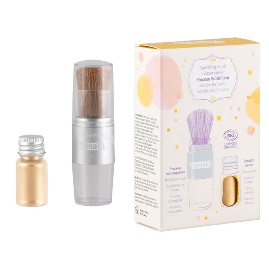 Dale un toque de magia y luz a cada look con los Polvos Brillantes Dorados de NAMAKI y su exclusivo Pincel Mágico recargable. Perfectos para iluminar la piel y el cabello con un sutil brillo dorado, estos polvos ecológicos están elaborados con ingredientes 100% naturales de origen mineral, garantizando una aplicación segura y respetuosa con la piel infantil.