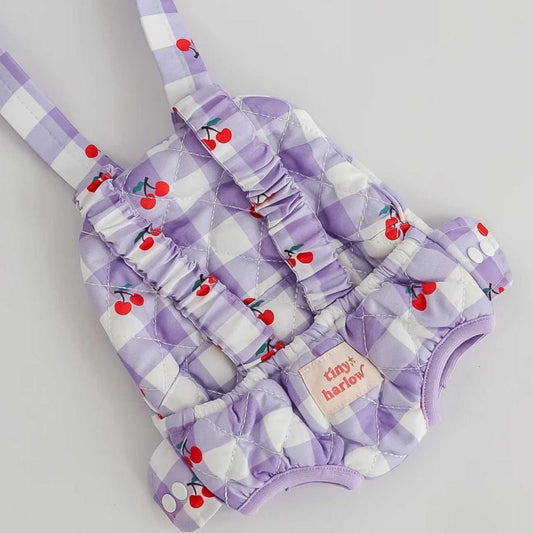 Portabebés para muñecos/as – Cherry Gingham 🍒
Edad recomendada: A partir de 3 años
Incluye: 1 portabebés ajustable
Compatible con: Muñecos/as de 32 a 40 cm