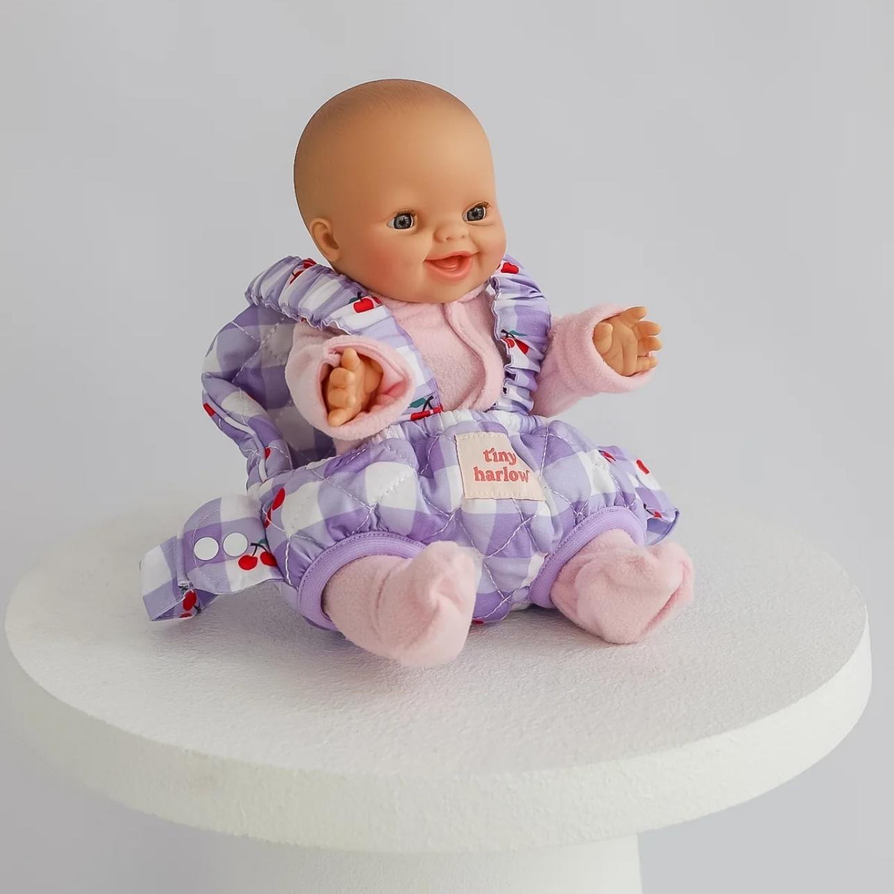 Portabebés para muñecos/as – Cherry Gingham 🍒
Edad recomendada: A partir de 3 años
Incluye: 1 portabebés ajustable
Compatible con: Muñecos/as de 32 a 40 cm