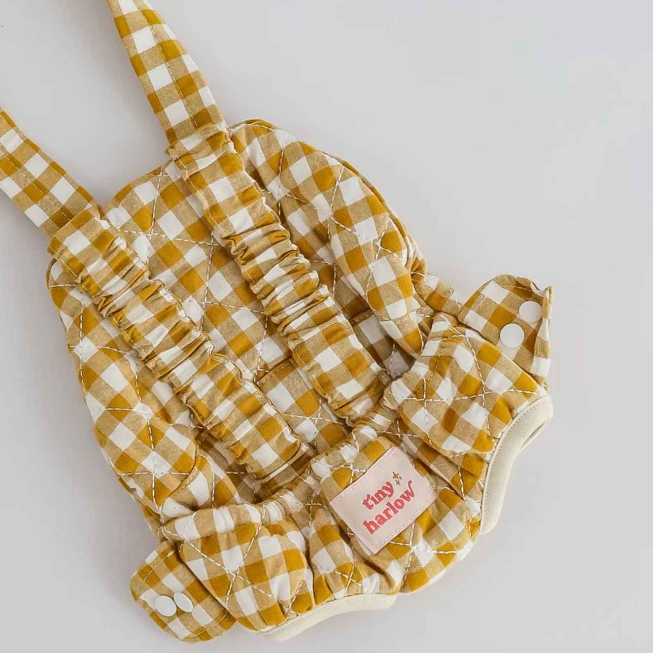 Portabebés para muñecos/as – Mustard Gingham 🌿
Edad recomendada: A partir de 3 años
Incluye: 1 portabebés ajustable
Compatible con: Muñecos/as de 32 a 40 cm