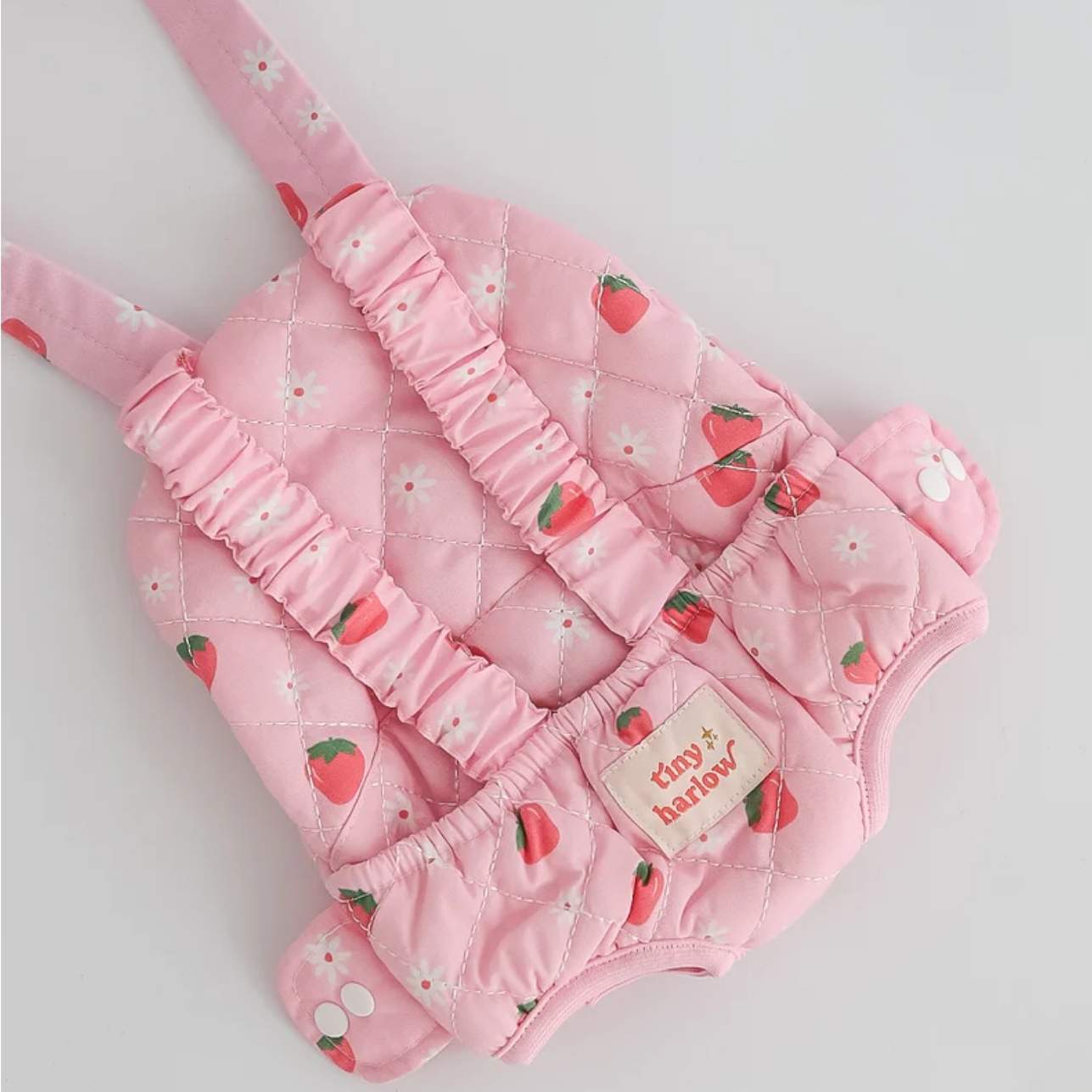 Portabebés para muñecos/as – Strawberry Picnic 🍓
Edad recomendada: A partir de 3 años
Incluye: 1 portabebés ajustable
Compatible con: Muñecos/as de 32 a 40 cm