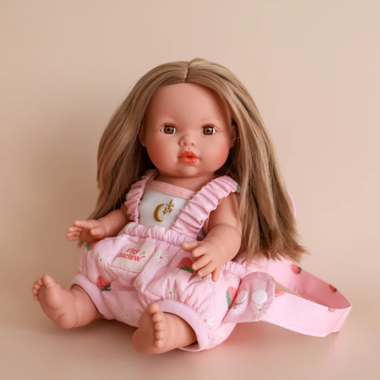 Portabebés para muñecos/as – Strawberry Picnic 🍓
Edad recomendada: A partir de 3 años
Incluye: 1 portabebés ajustable
Compatible con: Muñecos/as de 32 a 40 cm