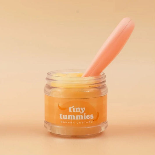 Set Tiny Tummies Banana Custard :Tarrito + Cucharita mágica 🍌
Edad recomendada: A partir de 3 años
Incluye: 1 tarrito de comida + 1 cucharita mágica
Dimensiones del paquete: 10,5 x 14,5 cm
Peso: 100 g