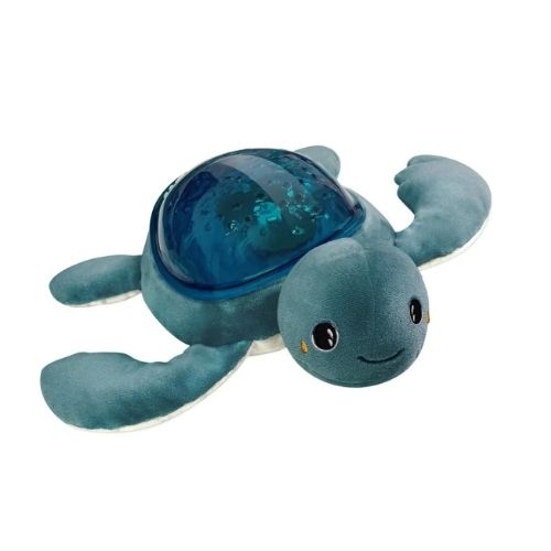 Tortuga Aqua Dream es el compañero perfecto para ayudar a tu pequeño a relajarse y dormir tranquilo. Este tierno peluche no solo es suave y reconfortante, sino que también proyecta hermosas ondas y pequeños peces naranjas que se mueven suavemente, creando un ambiente relajante y mágico. Ideal para que tu bebé se sienta acompañado y seguro durante la noche.