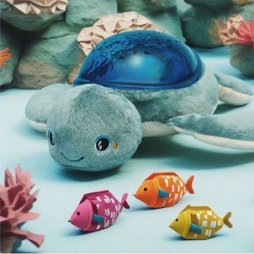 Tortuga Aqua Dream es el compañero perfecto para ayudar a tu pequeño a relajarse y dormir tranquilo. Este tierno peluche no solo es suave y reconfortante, sino que también proyecta hermosas ondas y pequeños peces naranjas que se mueven suavemente, creando un ambiente relajante y mágico. Ideal para que tu bebé se sienta acompañado y seguro durante la noche. lifestyle