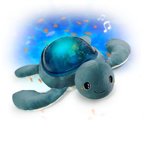 Tortuga Aqua Dream es el compañero perfecto para ayudar a tu pequeño a relajarse y dormir tranquilo. Este tierno peluche no solo es suave y reconfortante, sino que también proyecta hermosas ondas y pequeños peces naranjas que se mueven suavemente, creando un ambiente relajante y mágico. Ideal para que tu bebé se sienta acompañado y seguro durante la noche.