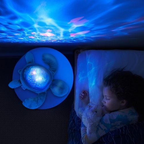 Tortuga Aqua Dream es el compañero perfecto para ayudar a tu pequeño a relajarse y dormir tranquilo. Este tierno peluche no solo es suave y reconfortante, sino que también proyecta hermosas ondas y pequeños peces naranjas que se mueven suavemente, creando un ambiente relajante y mágico. Ideal para que tu bebé se sienta acompañado y seguro durante la noche.