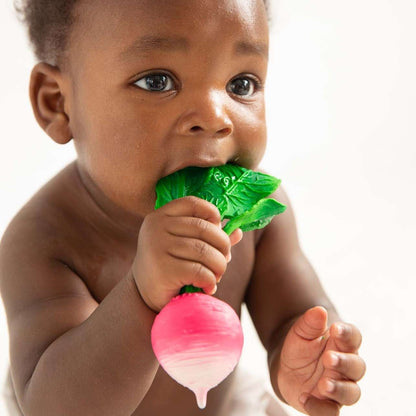 El&nbsp;Mordedor Ramona the Radish es el mejor aliado para la dentición de tu bebé. Combina diversión, alivio y sostenibilidad. ¡El favorito para el juego sensorial y la hora del baño!

100% Ecológico: Hecho con Caucho Natural (árboles Hevea). Libre de BPA, PVC y Ftalatos.

Alivio Inmediato: Su textura flexible y suave calma las encías inflamadas.

Higiene Máxima: Fabricado sin agujeros para evitar el moho y las bacterias (perfecto para el baño).