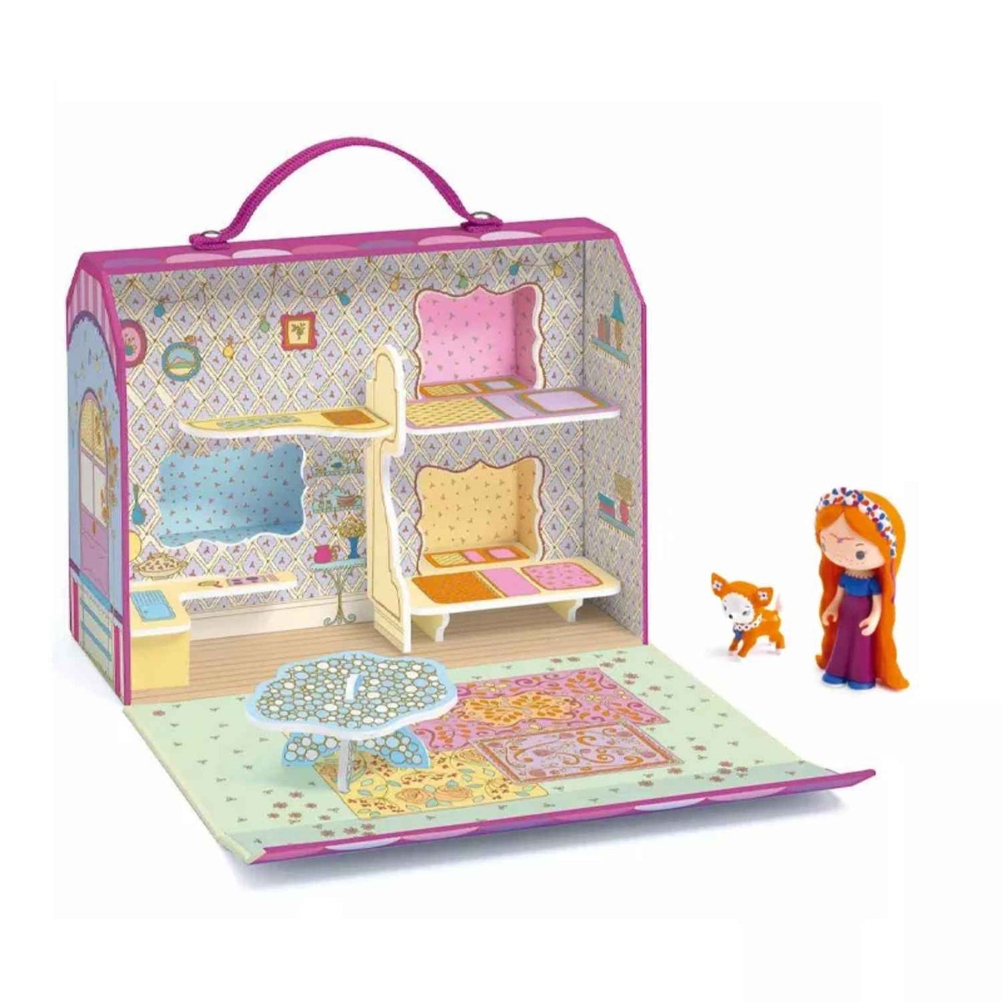 Descubre la Casita de Bluchka & Indie de Tinyly. Una caravana maletín portátil con dormitorio y cocina. Incluye figura articulada y mascota. ¡Ideal para juego creativo!

La casa de Bluchka y su adorable perrito Indie es una encantadora caravana con suaves ilustraciones. Al abrirla, puedes descubrir una decoración de casa de muñecas: un dormitorio, una cocina y una mesa de comedor. ¡Una vida bohemia! ¡Descubre el mundo coleccionable de las Tinyly! Figuritas llenas de magia, siempre acompañadas de un pequeño 