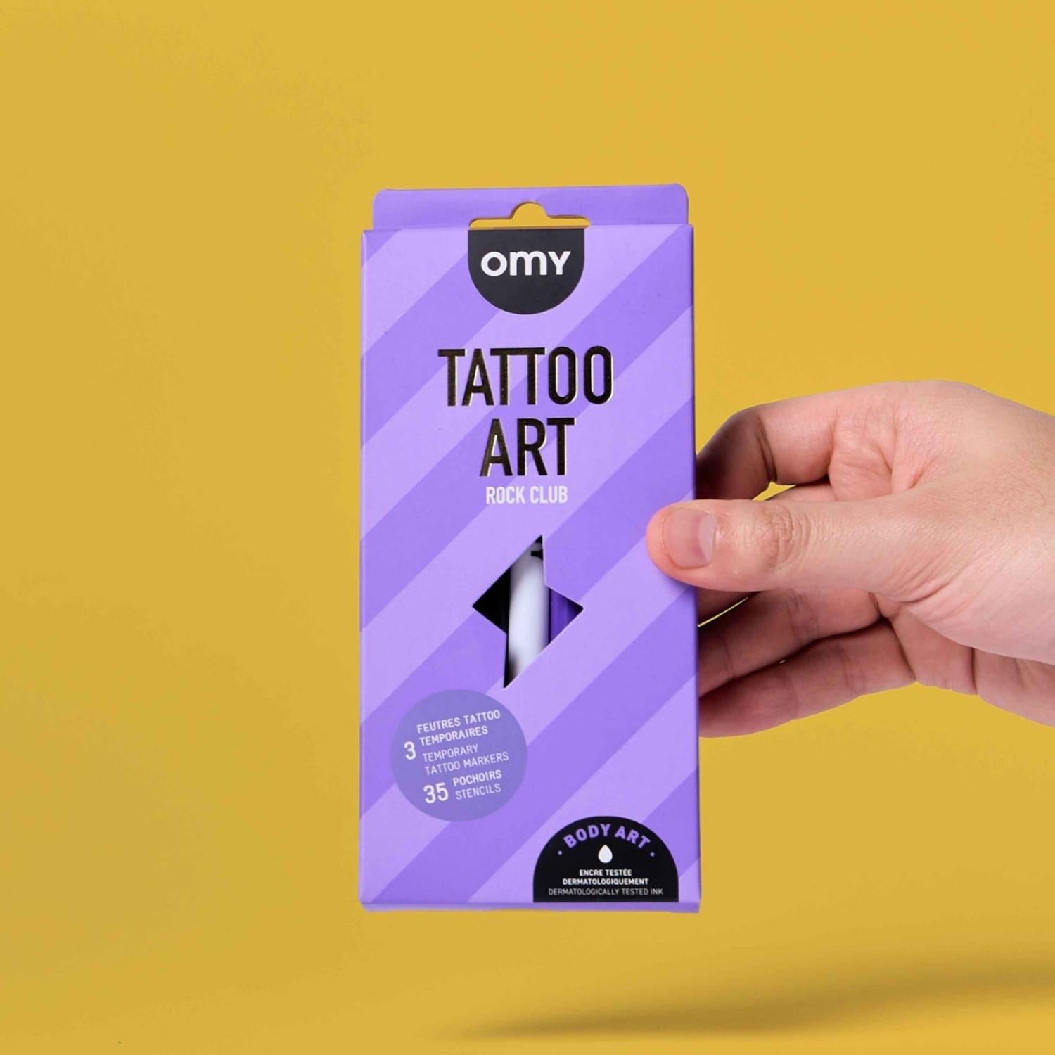  El set de tatuajes temporales Rock Club de OMY es la herramienta perfecta para que los niños y niñas exploren el arte corporal desde la diversión y la seguridad. Sabemos que en la crianza respetuosa valoramos el juego que permite la libre expresión, y estos rotuladores ofrecen precisamente eso: la libertad de decorar su piel con gráficos modernos y coloridos que desaparecen fácilmente con agua y jabón. 