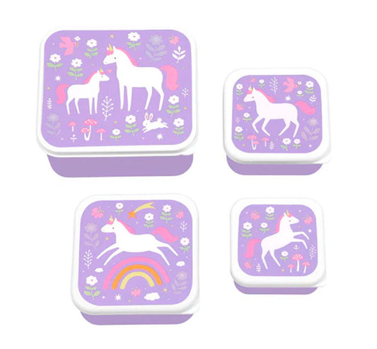 Set de Fiambreras inspiradas en nuestros unicornios favoritos! Son cuatro, en diferentes tamaños y diseños a juego, perfectos para el cole, paseos o para guardar tus meriendas en casa.  La tapa con un pequeño reborde facilita su apertura, y se apilan juntas para un almacenamiento eficaz. Cierran muy bien, pero ten en cuenta que no hacen sellado hermético, por ello son ideales para alimentos secos: galletas, bocadillos, snacks, frutas con cascara etc little lovely company