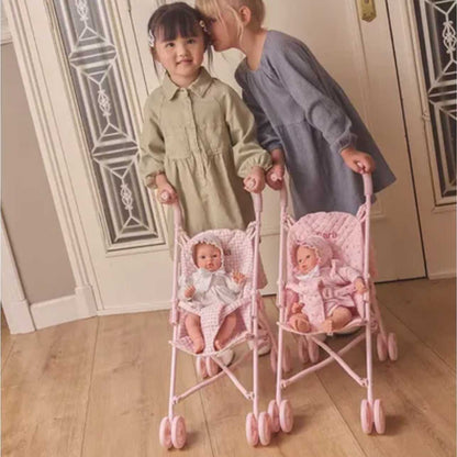Silleta para Muñecas Vichy 🌸

Edad recomendada: A partir de 3 años
Medidas: 46 x 27 x 57 cm (plegada: 63 x 11,5 cm)
Compatible con: Muñecas de hasta 40 cm
Incluye: 1 silleta plegable