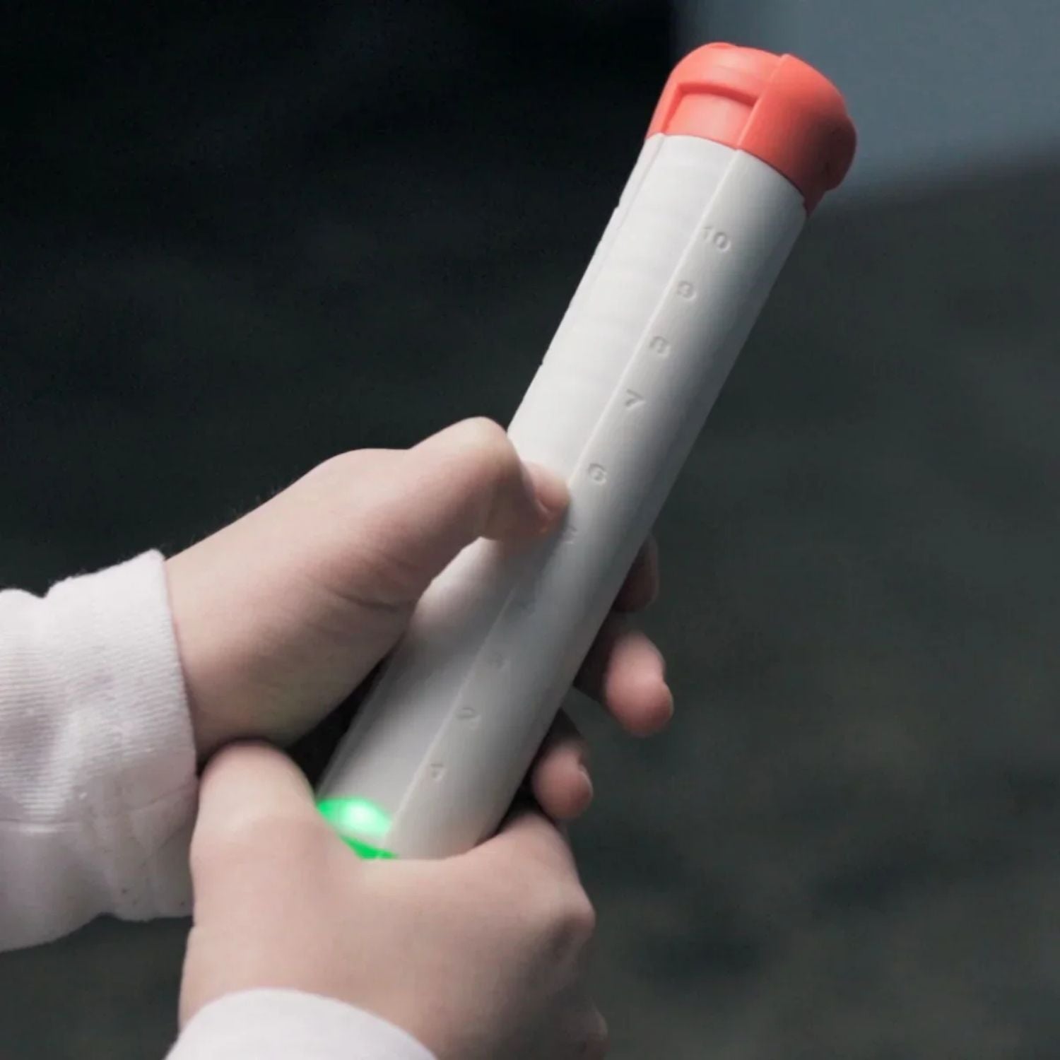 Stickflip: el juego de habilidad tecnológica con 10 modos de acción y luces LED. Cuenta tus giros automáticamente y compite por la puntuación más alta. ¡Diversión total en www.manodesantaoficial.es!