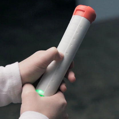 Stickflip: el juego de habilidad tecnológica con 10 modos de acción y luces LED. Cuenta tus giros automáticamente y compite por la puntuación más alta. ¡Diversión total en www.manodesantaoficial.es!