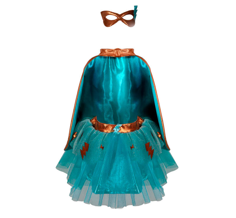 Super Duper Tutu, Cape, & Mask Sets son increíbles super sets de tres piezas a un precio íncreible! Estos diseños podrían ser trajes de superhéroes o estrellas de rock. Las cinturillas están forradas en tela para un acabado agradable y cómodo 