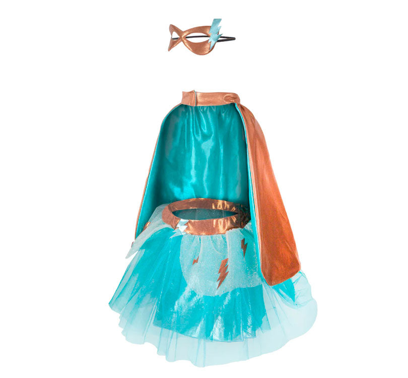 Super Duper Tutu, Cape, & Mask Sets son increíbles super sets de tres piezas a un precio íncreible! Estos diseños podrían ser trajes de superhéroes o estrellas de rock. Las cinturillas están forradas en tela para un acabado agradable y cómodo  lateral