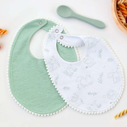 Set de alimentación con 2 baberos de algodón y cuchara de silicona suave en color verde selva. Ideal para bebés +4 meses. Materiales seguros, no tóxicos y fáciles de limpiar.

Los baberos son un must de toda familia con bebés. Este set está formado por dos baberos 100% en algodón y una cuchara 100% silicona de alta calidad de grado alimenticio, completamente segura y no tóxica, ideal para que el bebé se alimente sin riesgos. Este material es resistente al calor, se limpia fácilmente y puede ser esterilizado