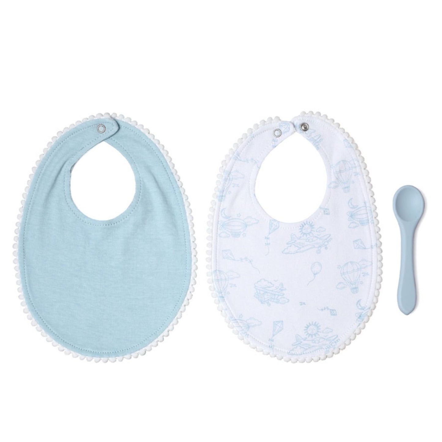 El set de 2 baberos y cuchara blandita es el aliado perfecto para las familias que inician la etapa de alimentación complementaria. La cuchara de silicona de alta calidad no solo es segura y libre de tóxicos, sino que su resistencia al calor permite una limpieza profunda y esterilización. Por su parte, los baberos de algodón ofrecen una barrera natural y confortable contra las manchas. Gracias a su color AZUL SUAVE y motivos de la AVIONES, este conjunto convierte la hora de comer en un momento agradable y l