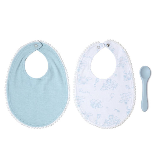 El set de 2 baberos y cuchara blandita es el aliado perfecto para las familias que inician la etapa de alimentación complementaria. La cuchara de silicona de alta calidad no solo es segura y libre de tóxicos, sino que su resistencia al calor permite una limpieza profunda y esterilización. Por su parte, los baberos de algodón ofrecen una barrera natural y confortable contra las manchas. Gracias a su color AZUL SUAVE y motivos de la AVIONES, este conjunto convierte la hora de comer en un momento agradable y l