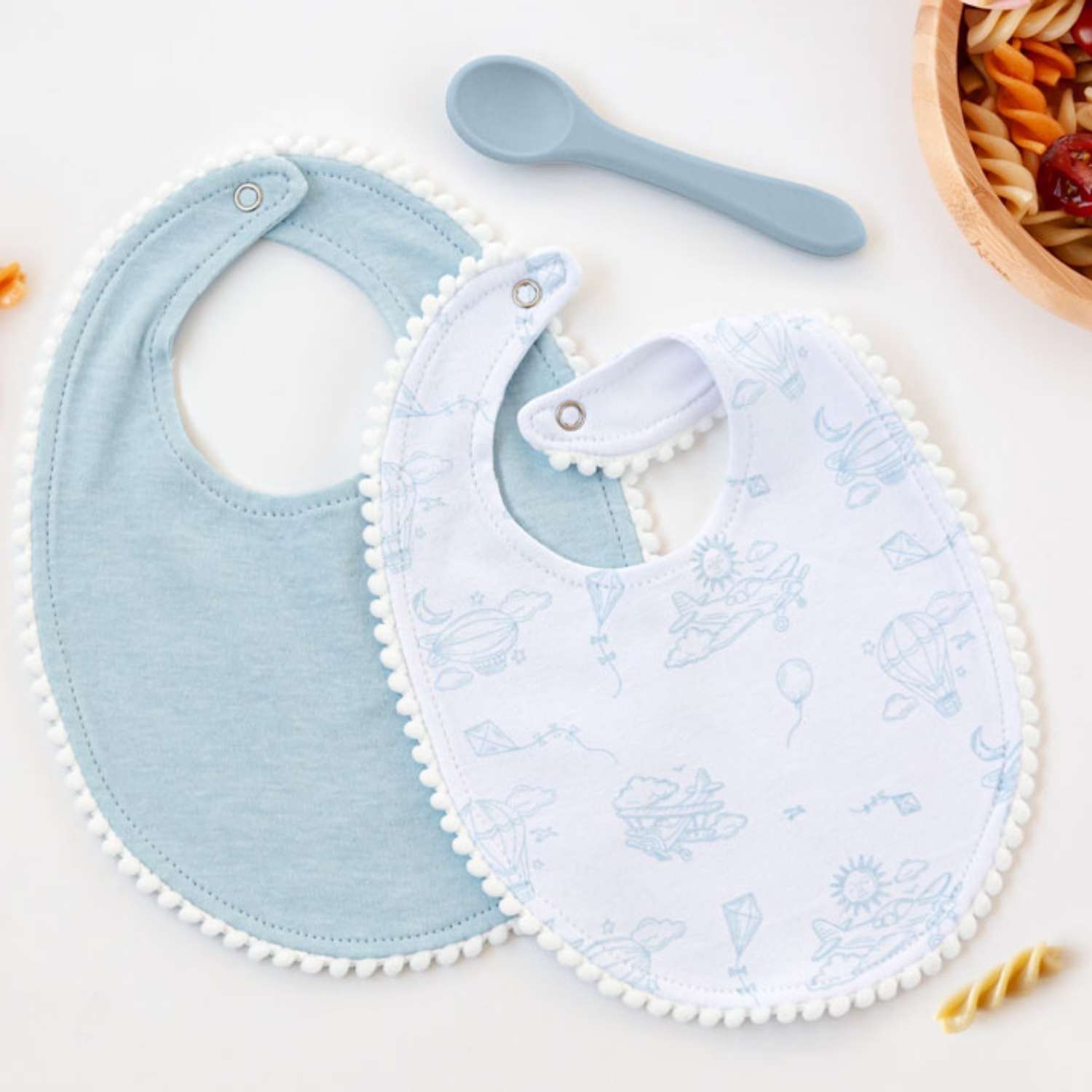 El set de 2 baberos y cuchara blandita es el aliado perfecto para las familias que inician la etapa de alimentación complementaria. La cuchara de silicona de alta calidad no solo es segura y libre de tóxicos, sino que su resistencia al calor permite una limpieza profunda y esterilización. Por su parte, los baberos de algodón ofrecen una barrera natural y confortable contra las manchas. Gracias a su color AZUL SUAVE y motivos de la AVIONES, este conjunto convierte la hora de comer en un momento agradable y l
