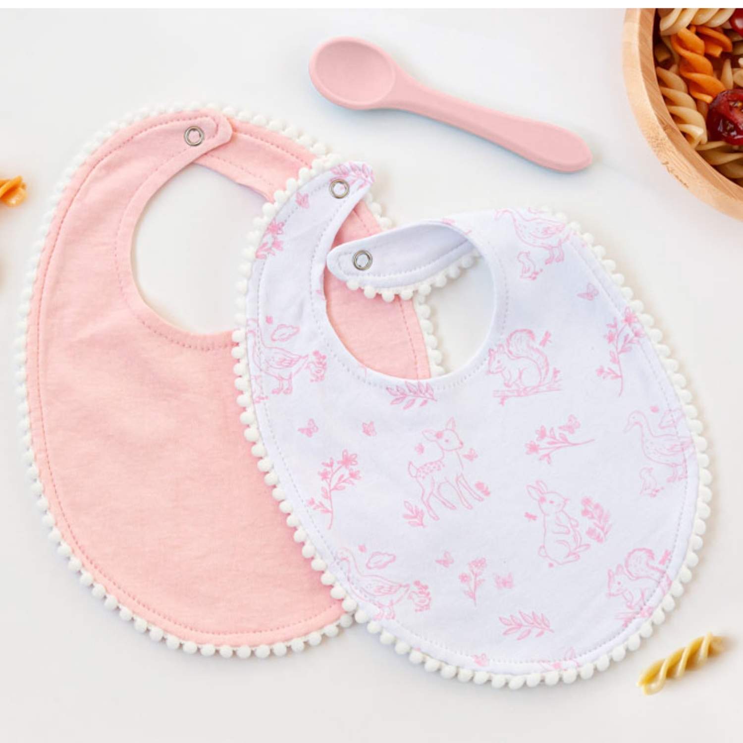 El set de 2 baberos y cuchara blandita es el aliado perfecto para las familias que inician la etapa de alimentación complementaria. La cuchara de silicona de alta calidad no solo es segura y libre de tóxicos, sino que su resistencia al calor permite una limpieza profunda y esterilización. Por su parte, los baberos de algodón ofrecen una barrera natural y confortable contra las manchas. Gracias a su color verde vibrante y motivos de la selva, este conjunto convierte la hora de comer en un momento agradable y