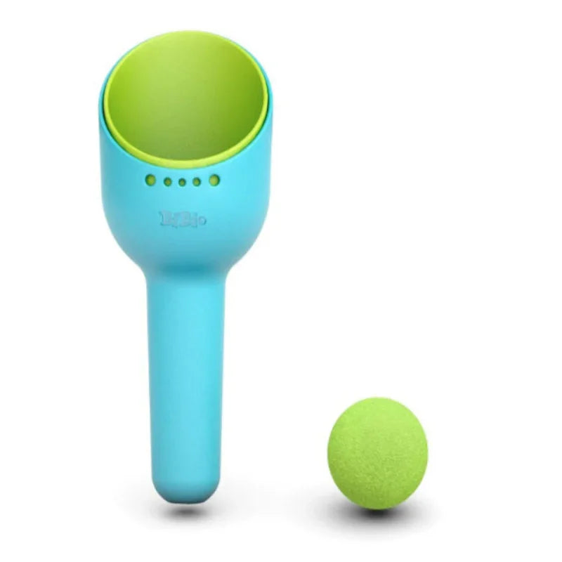 Con una pala ergonómica, un tamiz/colador y una pelota resistente, es el compañero perfecto para horas de juego al aire libre.

Diseñado pensando en la comodidad de las pequeñas manos, su forma perfilada facilita el agarre y estimula la creatividad desde el primer uso. Ya sea cavando castillos, colando conchas o inventando nuevos juegos con la pelota, este set invita al juego libre y activo mientras desarrolla la coordinación mano-ojo y las habilidades motoras.