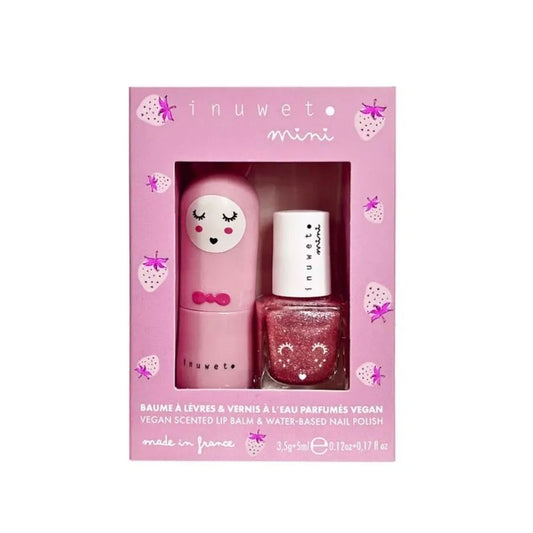 Este encantador dúo de Inuwet es el regalo ideal para introducir a niñas y niños en el juego simbólico del cuidado personal, siempre con seguridad y respeto por su piel. Incluye un bálsamo labial vegano con delicioso aroma a fresa y un esmalte de uñas base agua en tono rosa, perfectos para divertirse imitando a los mayores… ¡pero sin productos agresivos!