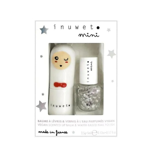 Este encantador dúo de Inuwet es el regalo ideal para introducir a niñas y niños en el juego simbólico del cuidado personal, siempre con seguridad y respeto por su piel. Incluye un bálsamo labial vegano con delicioso aroma a manzana y un esmalte de uñas base agua en tono turquesa, perfectos para divertirse imitando a los mayores… ¡pero sin productos agresivos!