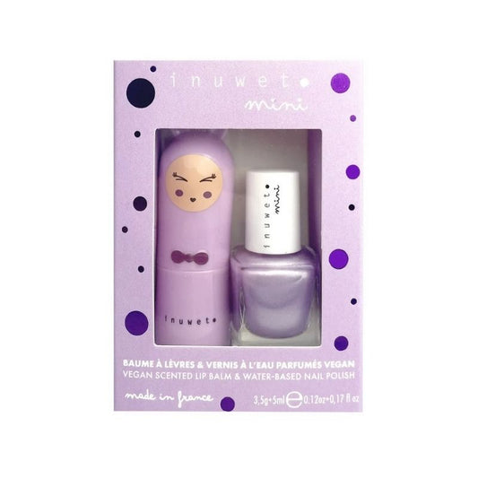 Este encantador dúo de Inuwet es el regalo ideal para introducir a niñas y niños en el juego simbólico del cuidado personal, siempre con seguridad y respeto por su piel. Incluye un bálsamo labial vegano con delicioso aroma a arándanos y un esmalte de uñas base agua en tono malva, perfectos para divertirse imitando a los mayores… ¡pero sin productos agresivos!