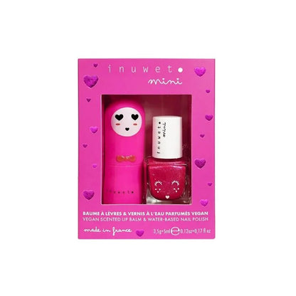 Este encantador dúo de Inuwet es el regalo ideal para introducir a niñas y niños en el juego simbólico del cuidado personal, siempre con seguridad y respeto por su piel. Incluye un bálsamo labial vegano con delicioso aroma a Cereza y un esmalte de uñas base agua en tono rosa, perfectos para divertirse imitando a los mayores… ¡pero sin productos agresivos!