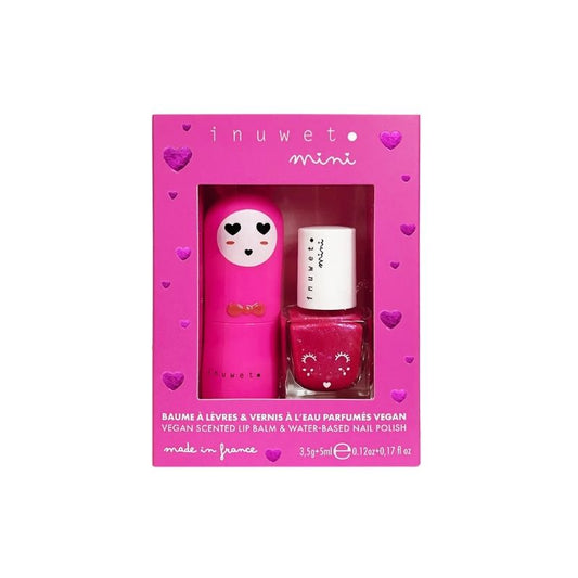 Este encantador dúo de Inuwet es el regalo ideal para introducir a niñas y niños en el juego simbólico del cuidado personal, siempre con seguridad y respeto por su piel. Incluye un bálsamo labial vegano con delicioso aroma a Cereza y un esmalte de uñas base agua en tono rosa, perfectos para divertirse imitando a los mayores… ¡pero sin productos agresivos!