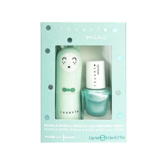 Este encantador dúo de Inuwet es el regalo ideal para introducir a niñas y niños en el juego simbólico del cuidado personal, siempre con seguridad y respeto por su piel. Incluye un bálsamo labial vegano con delicioso aroma a manzana y un esmalte de uñas base agua en tono rosa, perfectos para divertirse imitando a los mayores… ¡pero sin productos agresivos!