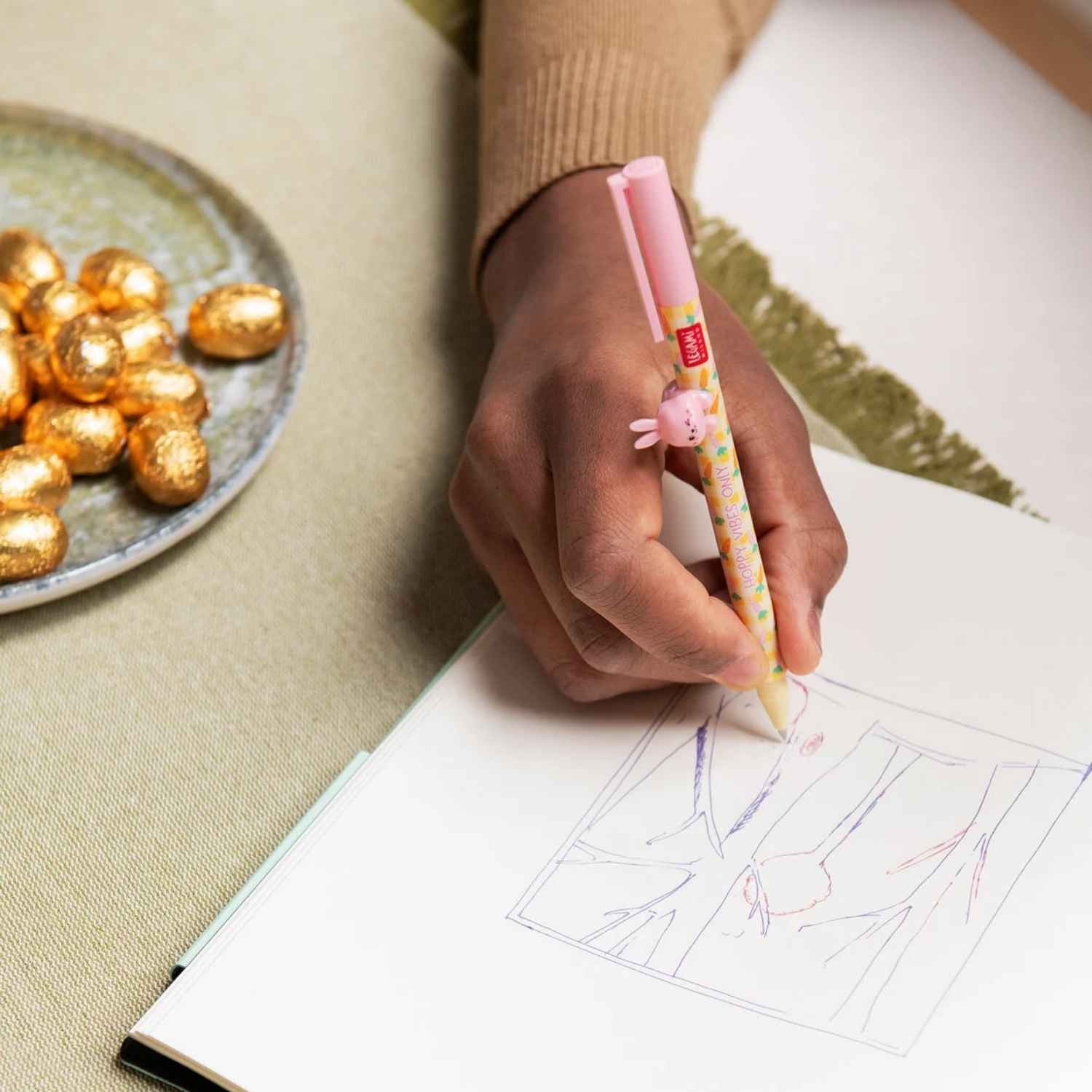 Consigue el Set de 2 Bolígrafos de Gel Hoppy Easter de Legami. Edición limitada de Pascua con punta de 0,5 mm y personajes decorativos. Escritura suave, tierna y recargable.