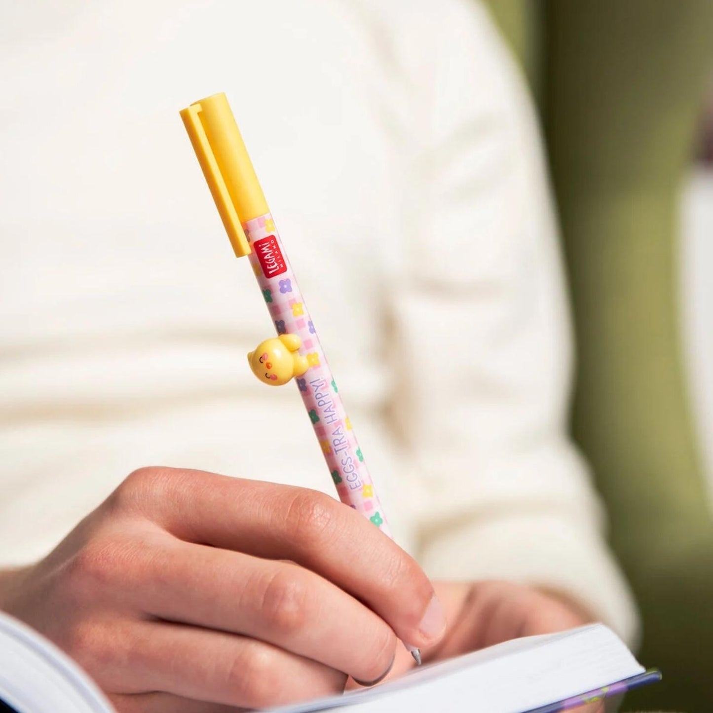 Consigue el Set de 2 Bolígrafos de Gel Hoppy Easter de Legami. Edición limitada de Pascua con punta de 0,5 mm y personajes decorativos. Escritura suave, tierna y recargable.