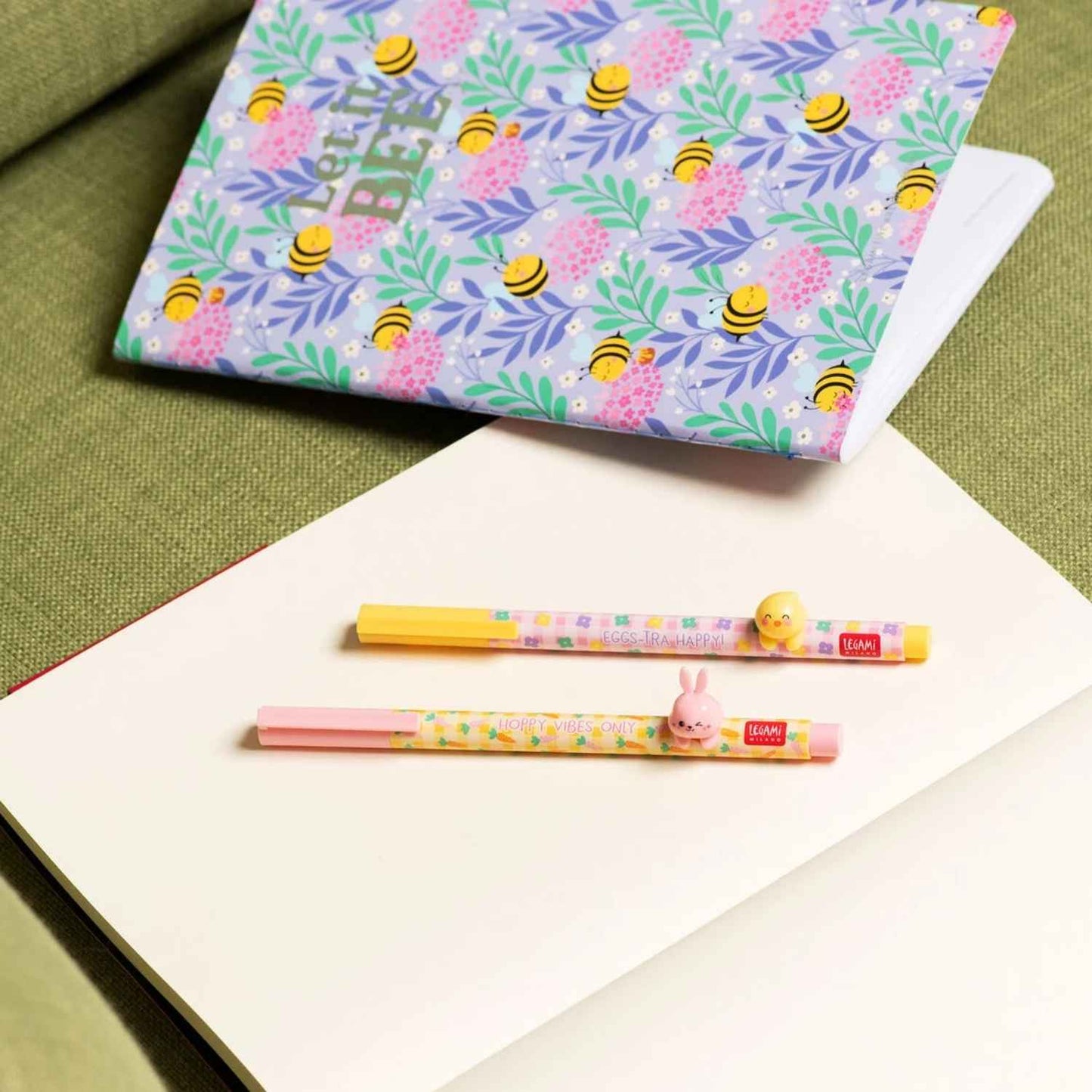 Consigue el Set de 2 Bolígrafos de Gel Hoppy Easter de Legami. Edición limitada de Pascua con punta de 0,5 mm y personajes decorativos. Escritura suave, tierna y recargable.