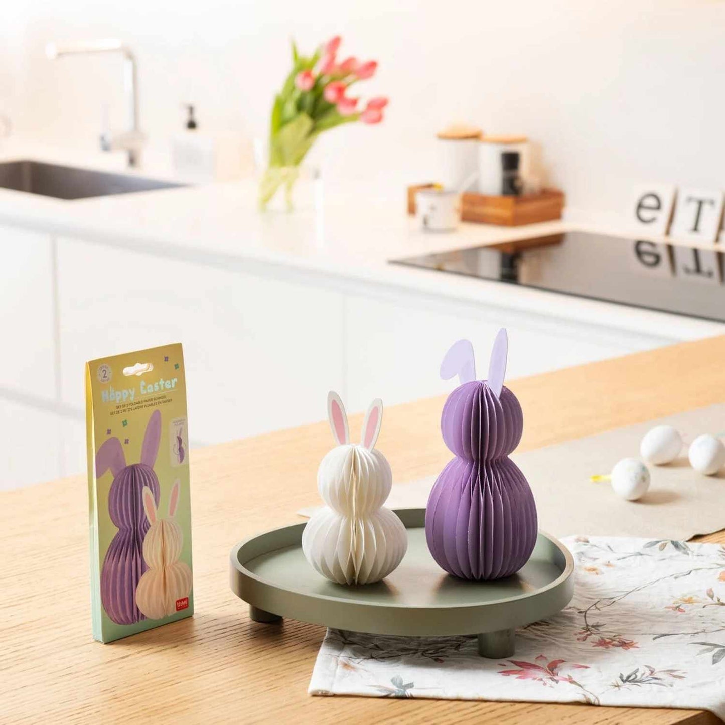 Compra el Set de 2 Conejitos Plegables de Papel Hoppy Easter de Legami. Con cierre magnético, efecto nido de abeja y detalles de purpurina. La decoración de Pascua perfecta y fácil de guardar.