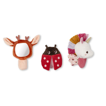 Set de 3 juguetes Sensoriales – Lena y sus Amigos | Lilliputiens

Edad recomendada: Desde el nacimiento 👶

Incluye:
• Sonajero de Lena el unicornio con alas de papel crujiente
• Juguete de Stella la cervatilla con orejas suaves y espejo
• Juguete de mariquita con diferentes texturas