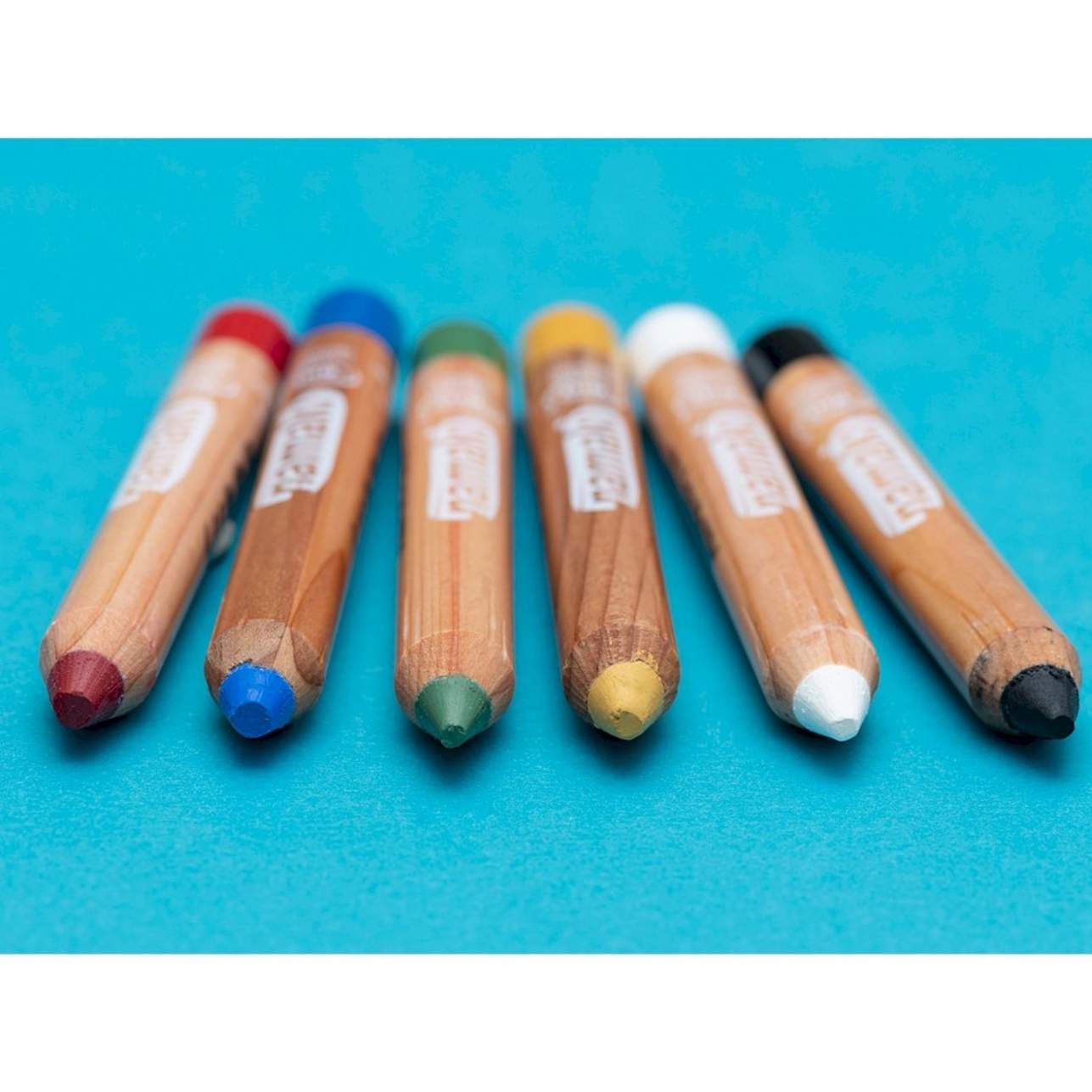Pack de 6 lápices de maquillaje con ingredientes 100% naturales y certificado orgánico. Perfectos para decorar la cara y el cuerpo en fiestas, disfraces y juegos creativos. Su textura suave permite una aplicación fácil y divertida, ¡y se elimina fácilmente con agua y jabón!