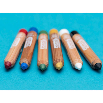 Pack de 6 lápices de maquillaje con ingredientes 100% naturales y certificado orgánico. Perfectos para decorar la cara y el cuerpo en fiestas, disfraces y juegos creativos. Su textura suave permite una aplicación fácil y divertida, ¡y se elimina fácilmente con agua y jabón!
