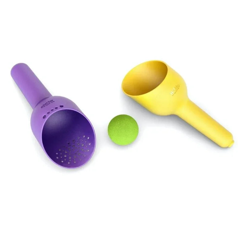 Con una pala ergonómica, un tamiz/colador y una pelota resistente, es el compañero perfecto para horas de juego al aire libre.

Diseñado pensando en la comodidad de las pequeñas manos, su forma perfilada facilita el agarre y estimula la creatividad desde el primer uso. Ya sea cavando castillos, colando conchas o inventando nuevos juegos con la pelota, este set invita al juego libre y activo mientras desarrolla la coordinación mano-ojo y las habilidades motoras.