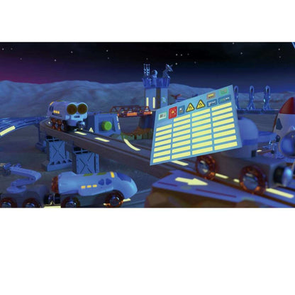 Set Ferroviario de Lanzamiento de Marte

El&nbsp;Set de Lanzamiento a Marte fusiona el juego de trenes clásico con la aventura espacial. Cuenta con una pista de lanzamiento funcional y múltiples vehículos para explorar el espacio.