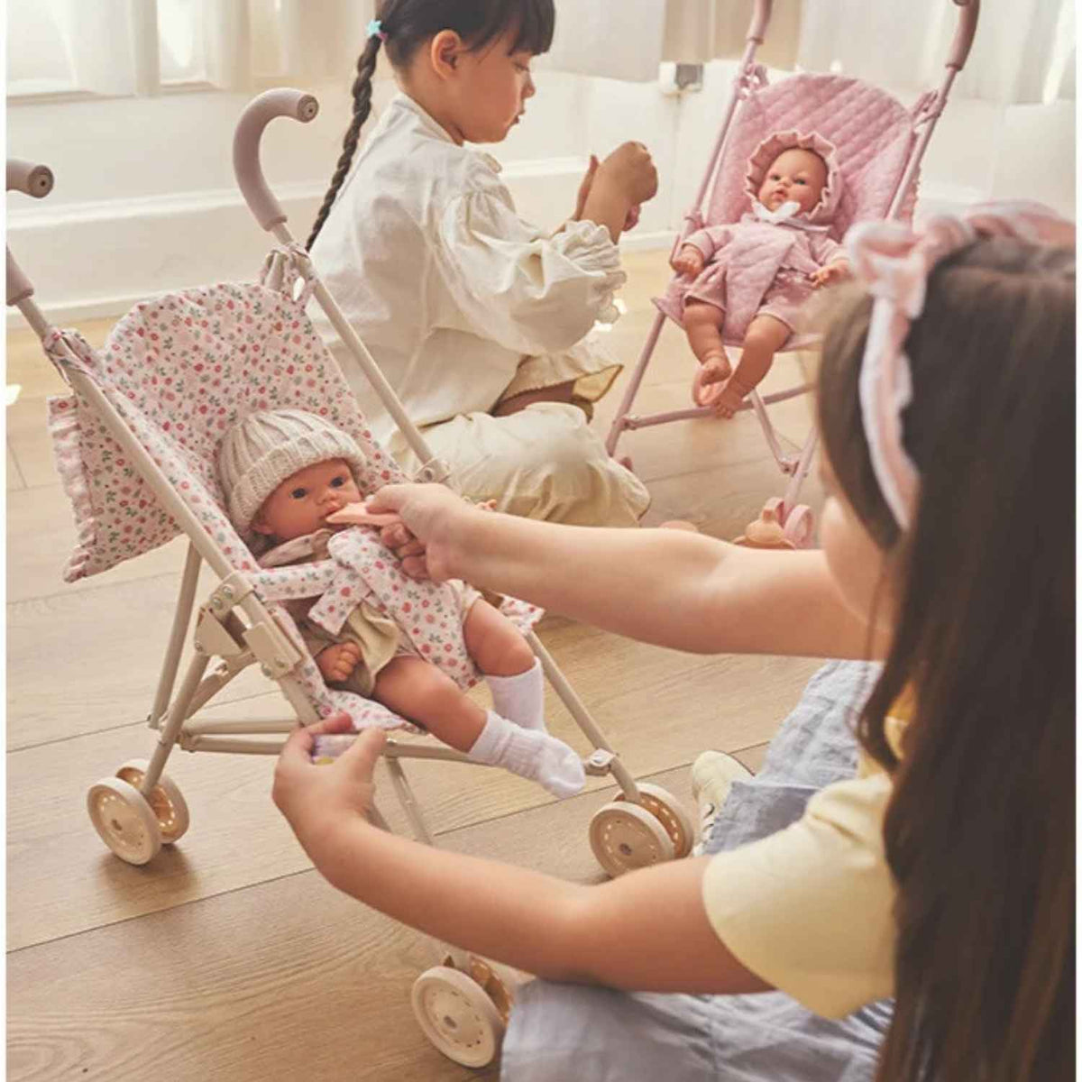 Silla de paseo plegable para muñecas de hasta 40 cm con bolso personalizable con bordado. Ligera, resistente y desenfundable. ¡Hazla única aquí!