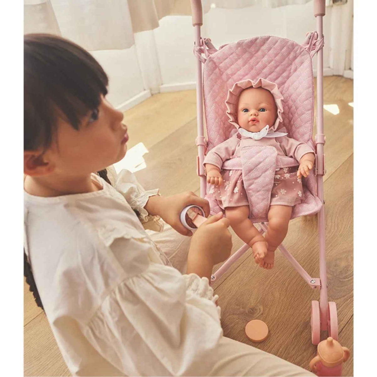 Silla de paseo plegable para muñecas de hasta 40 cm con bolso personalizable con bordado. Ligera, resistente y desenfundable. ¡Hazla única aquí!