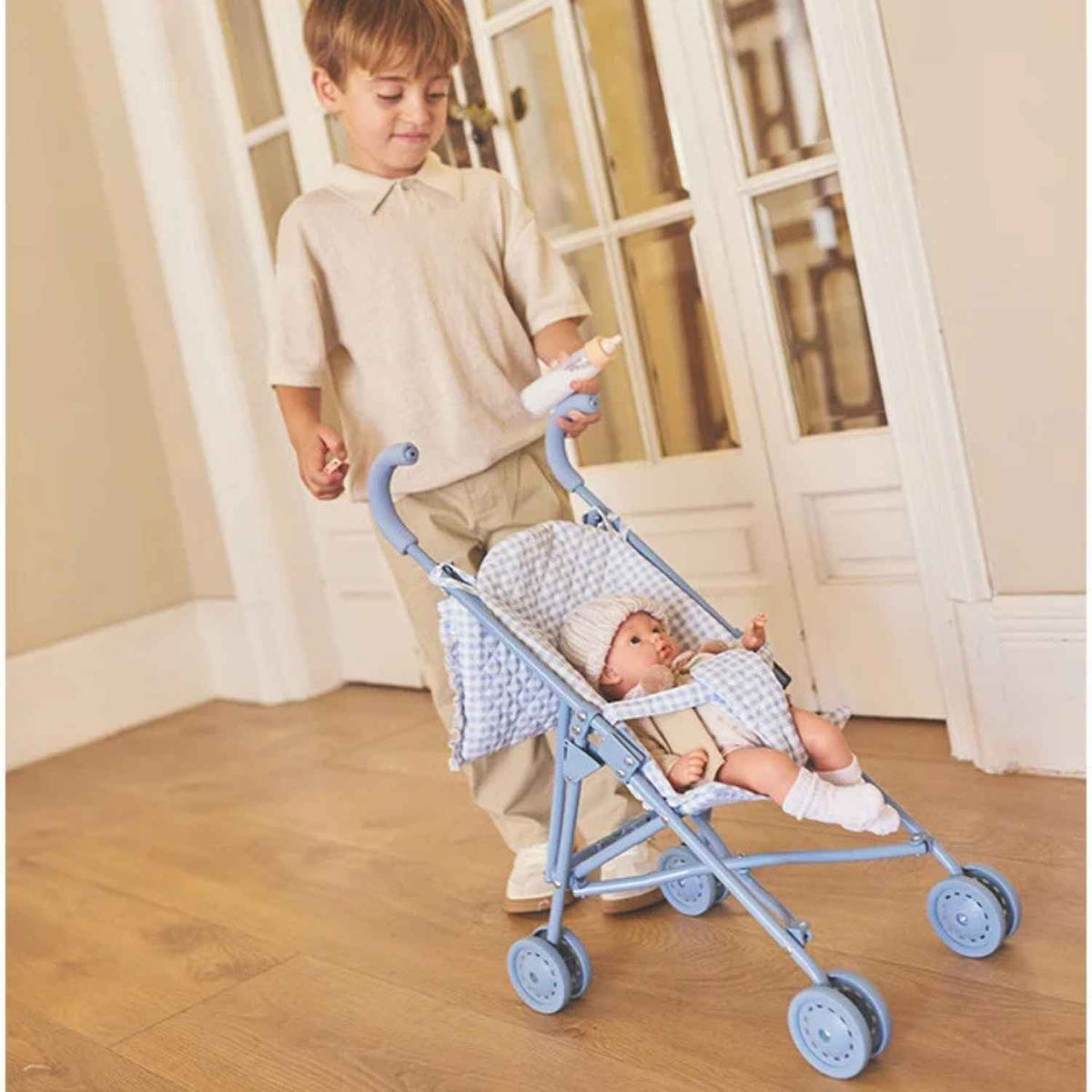 Silla de paseo plegable para muñecas de hasta 40 cm con bolso personalizable con bordado. Ligera, resistente y desenfundable. ¡Hazla única aquí!