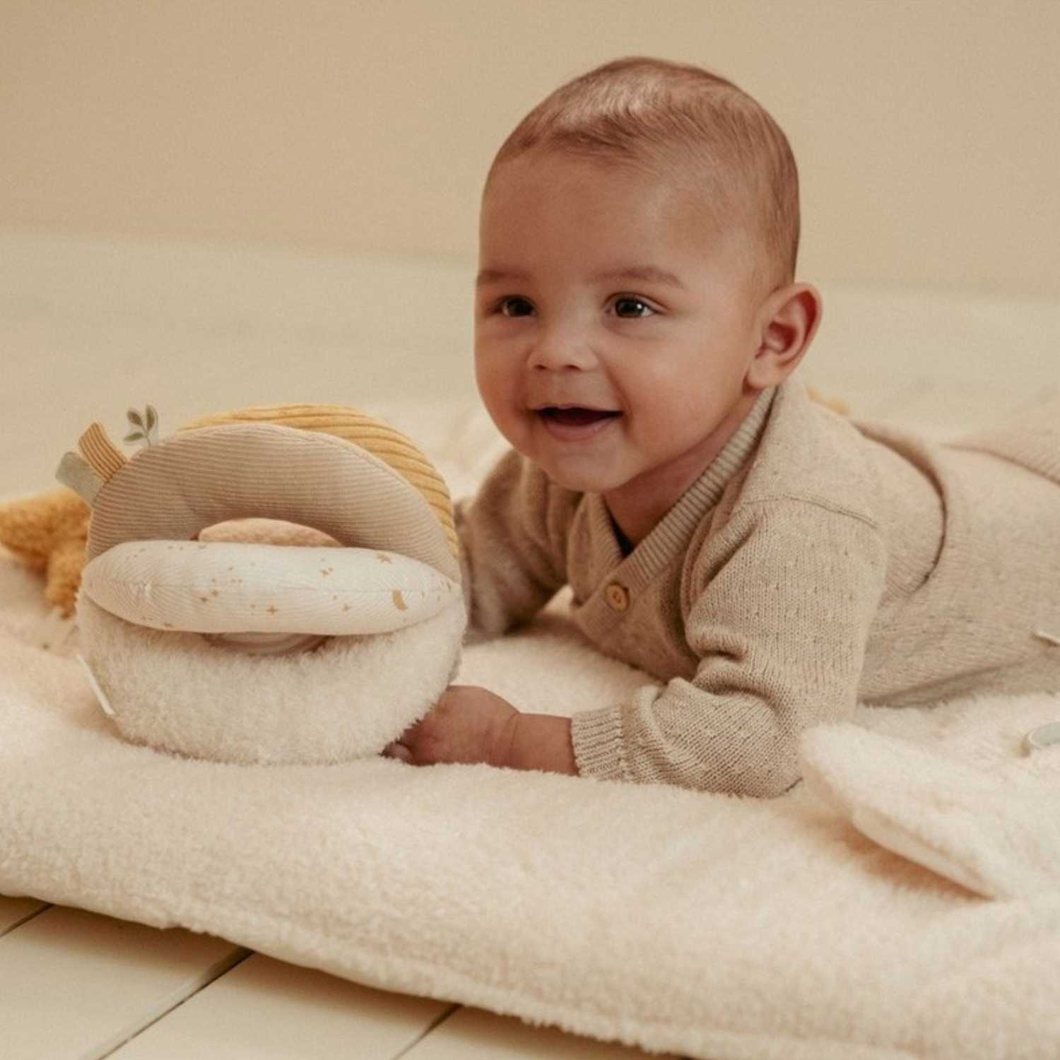 Pelota Sensorial Newborn Naturals: Juguete de Bebé Suave con Sonajero

Juguete Sensorial Blando ideal para recién nacidos (0 meses+).

Fomenta la Coordinación Ojo-Mano y el agarre gracias a su textura acolchada.

Lavable a Máquina (30ºC). Seguro y fabricado con poliéster reciclado certificado GRS.