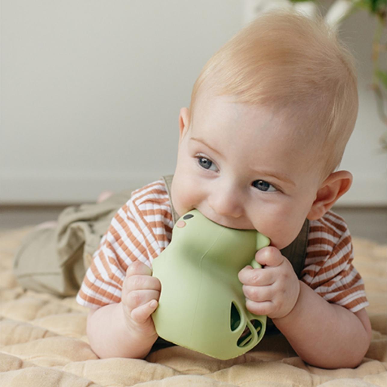 🐰 Sonajero Blandito de Silicona – Dinosaurio Tiger Tribe 🎶

Desde el nacimiento hasta los 2 años 👶

Hecho de silicona alimentaria, suave y segura ✅

Pelota interior con sonido de traqueteo suave 🎵

Textura y forma ideales para manos pequeñas ✨

Estimula la motricidad fina y la coordinación ojo-mano 👐