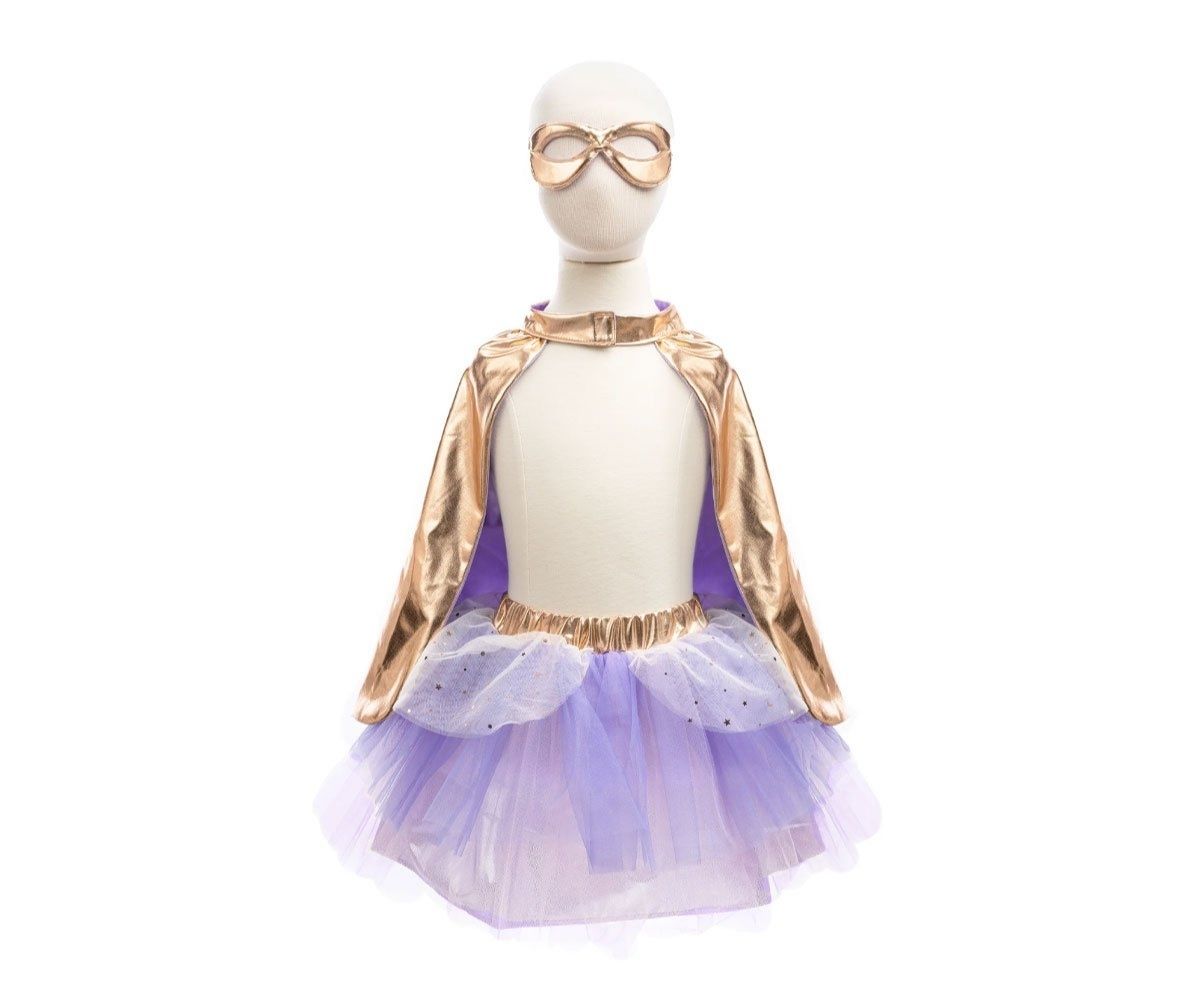 Da rienda suelta al superhéroe que llevas dentro con nuestro conjunto de tutú, capa y máscara Super-Duper en fascinante combinación en oro y malva ¡Incluyendo el antifaz! Este conjunto es una explosión de colores mágicos y juego imaginativo.